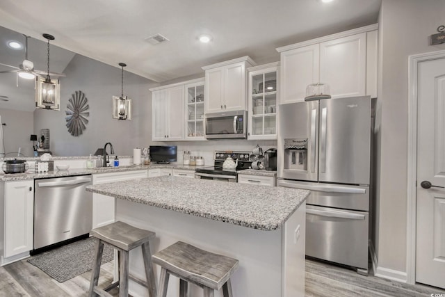 830 San Marco Ct Unit 2603-B, Myrtle Beach, SC 29579 - kitchen with stainless steel appliances, vaulted ceiling, a sink, light wood-type flooring, and a peninsula