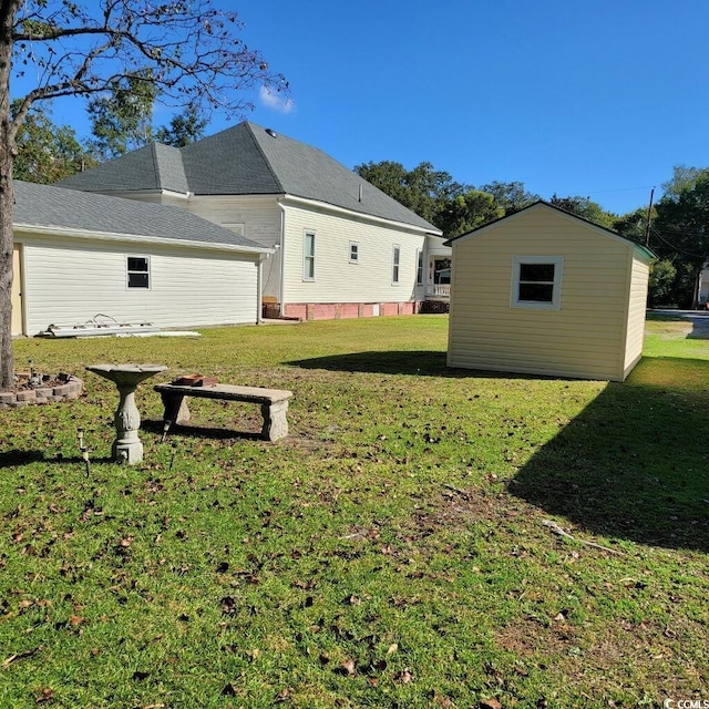 view of yard with an outdoor structure