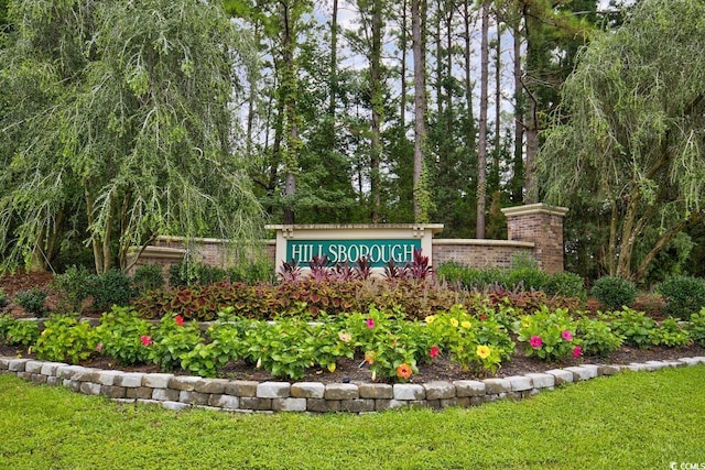 community sign with a lawn
