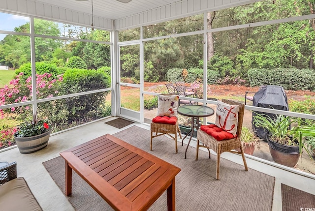 sunroom featuring a ceiling fan