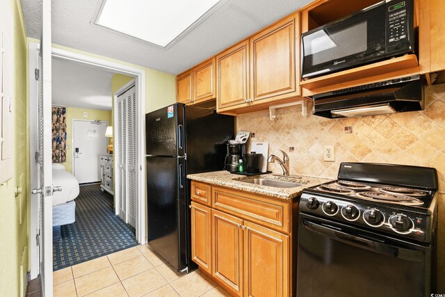 2401 S Ocean Blvd S Unit 267, Myrtle Beach, SC 29577 - kitchen with black appliances, a sink, backsplash, under cabinet range hood, and light tile patterned flooring
