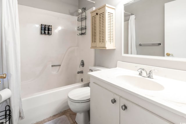 full bath with shower / tub combo, toilet, and vanity
