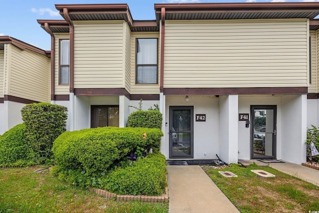 townhome / multi-family property featuring stucco siding