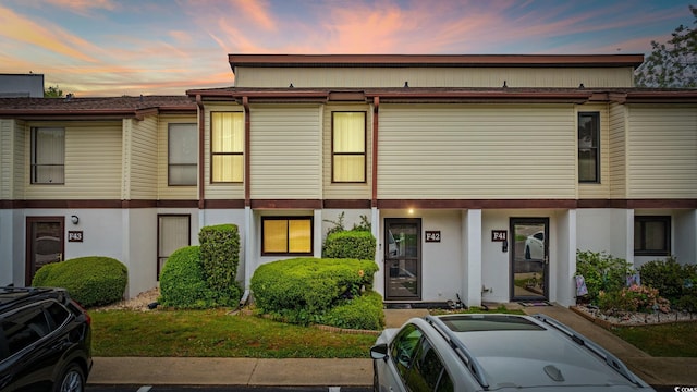 townhome / multi-family property featuring stucco siding