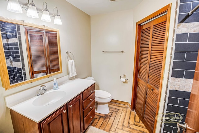 full bathroom featuring baseboards, toilet, a closet, and vanity