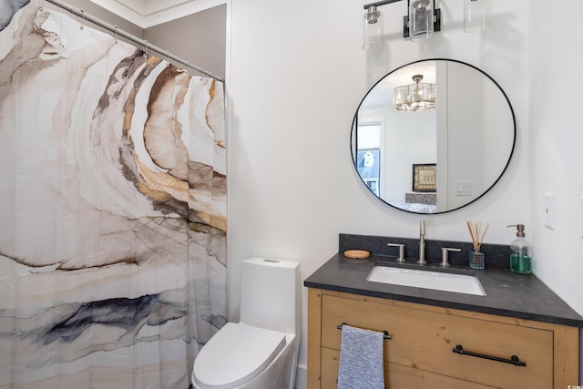 full bathroom featuring toilet, a chandelier, curtained shower, and vanity