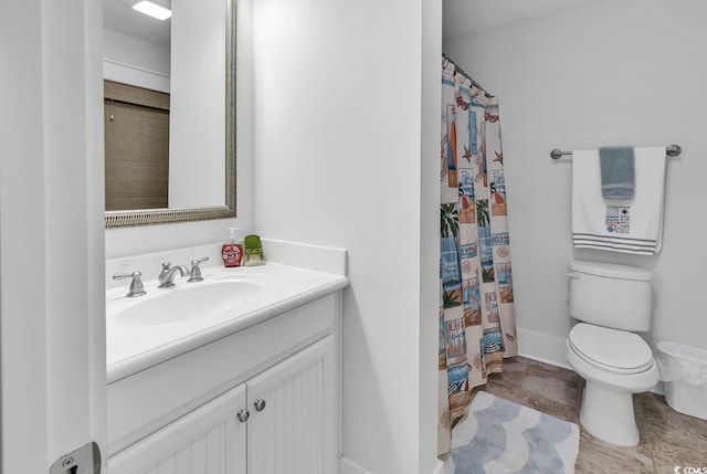 bathroom featuring toilet, baseboards, a shower with curtain, and vanity