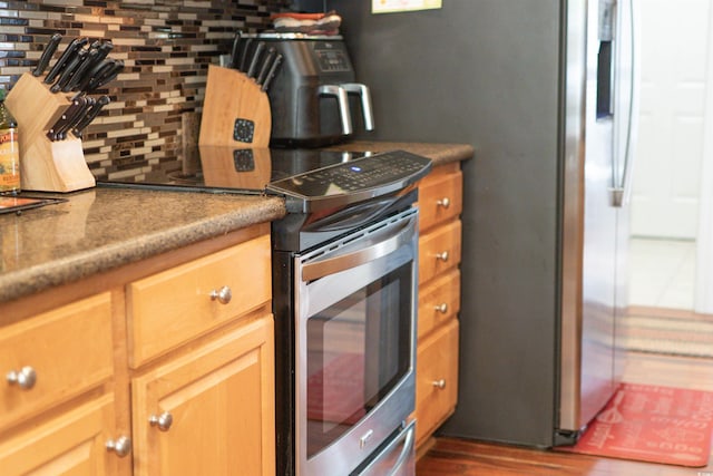 kitchen featuring decorative backsplash and stainless steel appliances