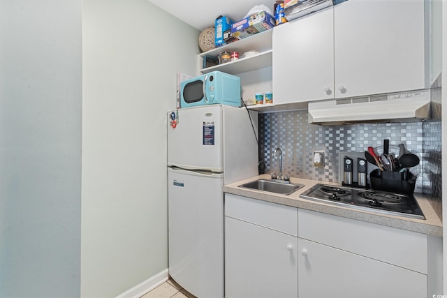 kitchen with under cabinet range hood, white appliances, a sink, decorative backsplash, and light countertops