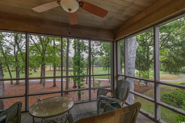 sunroom with ceiling fan