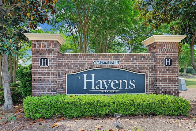 view of community / neighborhood sign