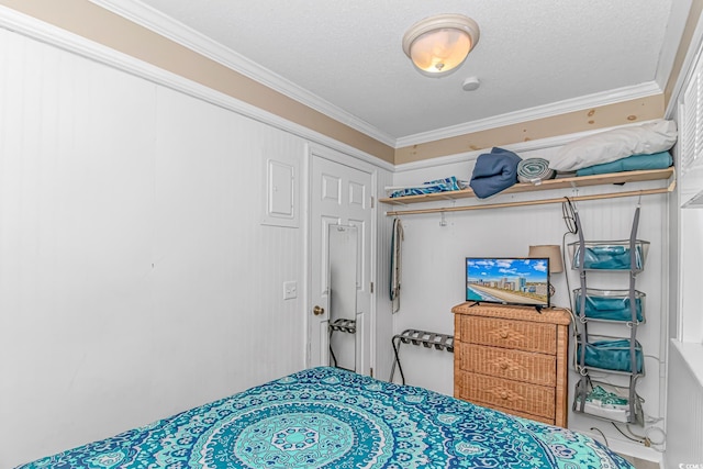 4516 Seaview St Unit 135, North Myrtle Beach, SC 29582 - bedroom featuring ornamental molding and a closet