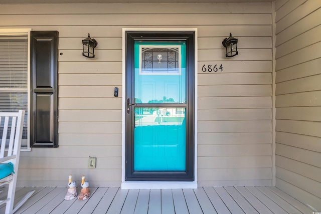 property entrance with covered porch