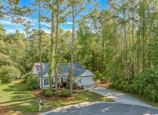 view of front of house featuring an attached garage, driveway, and a front yard