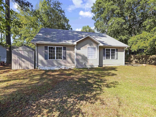 view of front facade featuring a storage shed, an outdoor structure, and a front yard