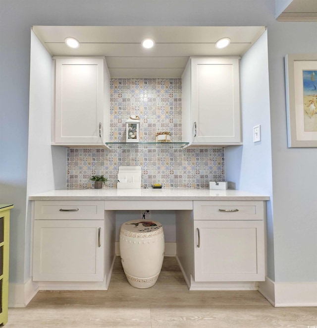 bar with light wood-style floors, recessed lighting, baseboards, and tasteful backsplash