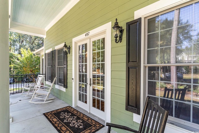 property entrance featuring a porch