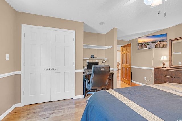 bedroom with light wood-style flooring, baseboards, and ceiling fan
