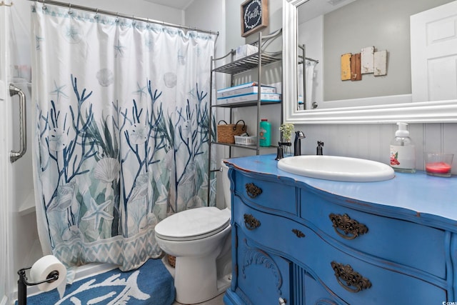 full bathroom featuring vanity, toilet, and a shower with shower curtain