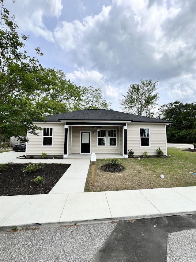 view of front facade with a porch and a front lawn