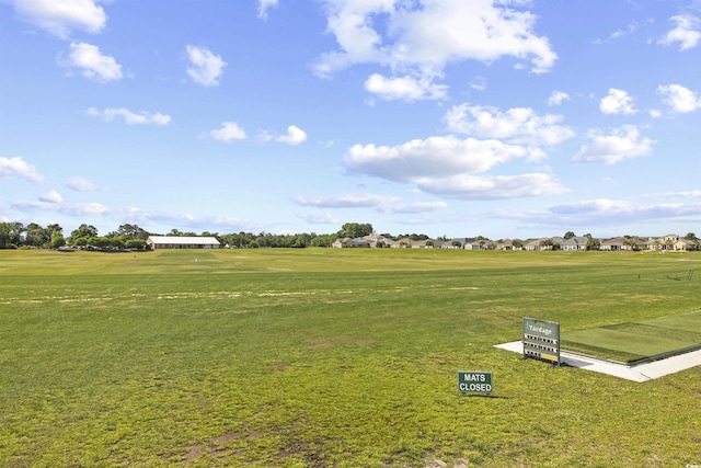 view of yard featuring a residential view and golf course view