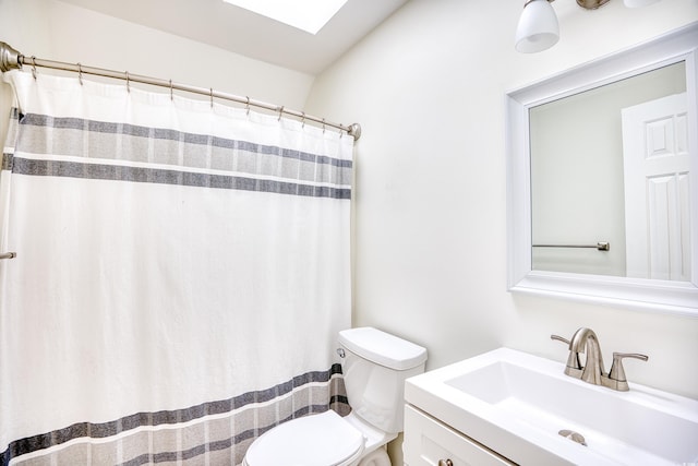 1023 S Sea Bridge Ct, Surfside Beach, SC 29575 - full bath featuring toilet, vanity, curtained shower, and a skylight