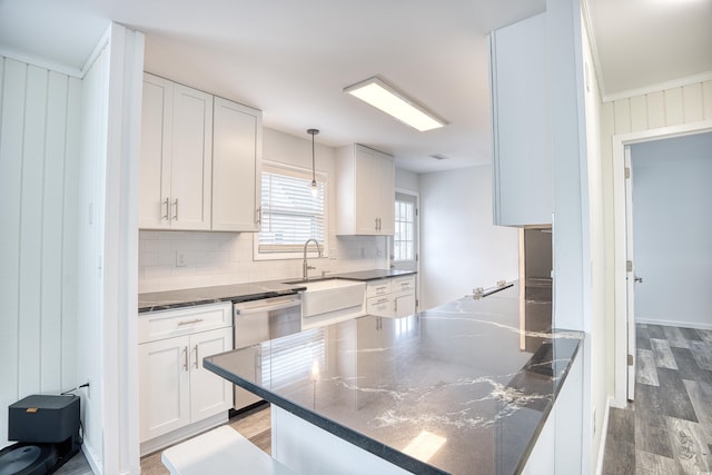 1023 S Sea Bridge Ct, Surfside Beach, SC 29575 - kitchen featuring light wood finished floors, tasteful backsplash, a sink, white cabinetry, and dishwasher