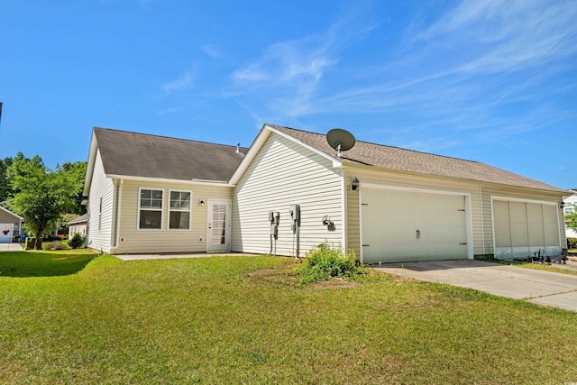 view of front of home with a front lawn, roof with shingles, driveway, and a garage