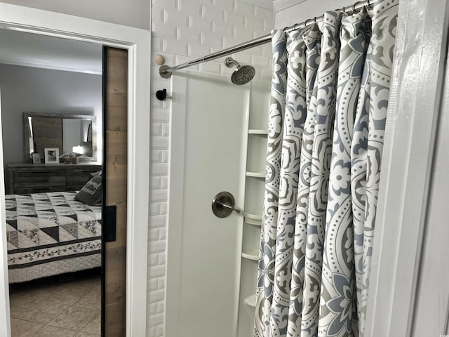 ensuite bathroom featuring connected bathroom, crown molding, and a shower with shower curtain