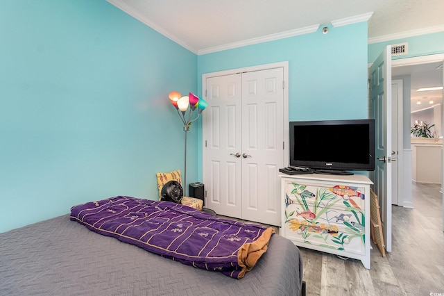 2507 S Ocean Blvd Unit 403, North Myrtle Beach, SC 29582 - bedroom with crown molding, a closet, wood finished floors, and visible vents