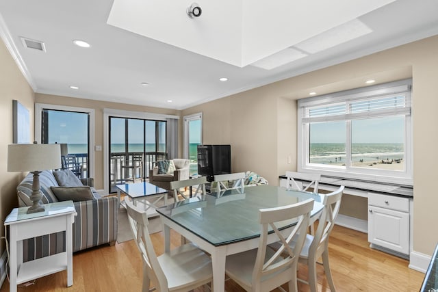 dining room featuring crown molding, light wood-style floors, recessed lighting, and visible vents