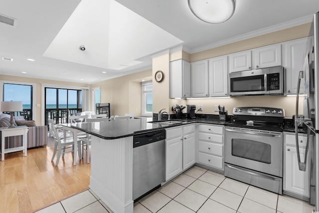 kitchen with visible vents, appliances with stainless steel finishes, a sink, a peninsula, and open floor plan