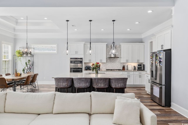 living area with crown molding, dark wood-style flooring, baseboards, and a chandelier