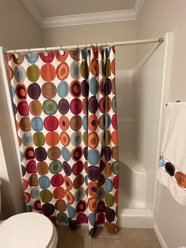bathroom with crown molding, tile patterned flooring, toilet, baseboards, and a shower with curtain
