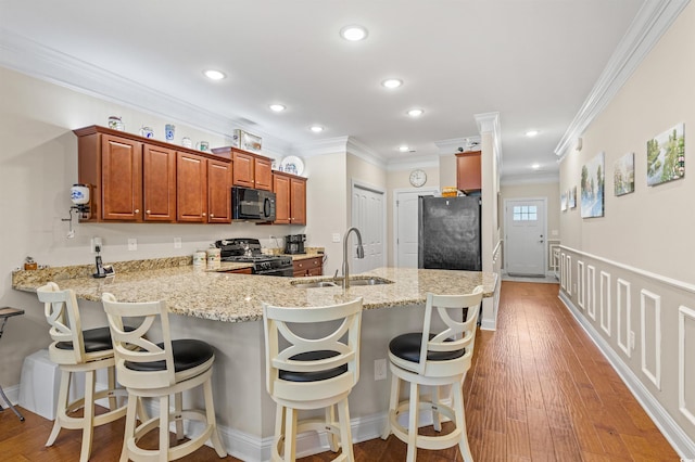 232 Je Edward Dr Unit 21, Myrtle Beach, SC 29588 - kitchen featuring crown molding, a sink, a peninsula, recessed lighting, and black appliances
