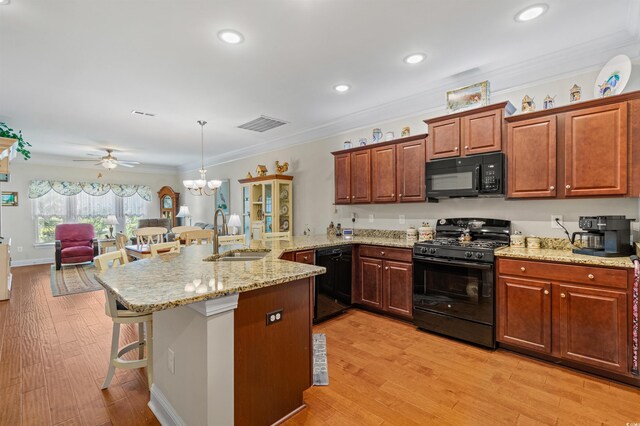 232 Je Edward Dr Unit 21, Myrtle Beach, SC 29588 - kitchen featuring a sink, a peninsula, a kitchen bar, visible vents, and black appliances