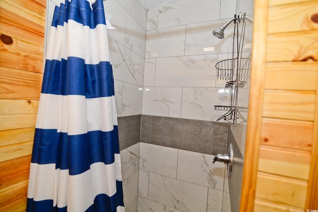 bathroom featuring a tile shower