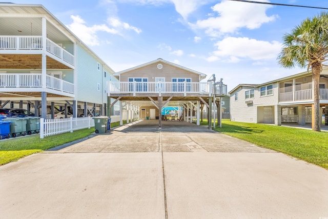view of front of home featuring a front lawn, driveway, and a carport