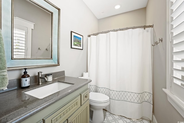 full bathroom with curtained shower, vanity, and toilet