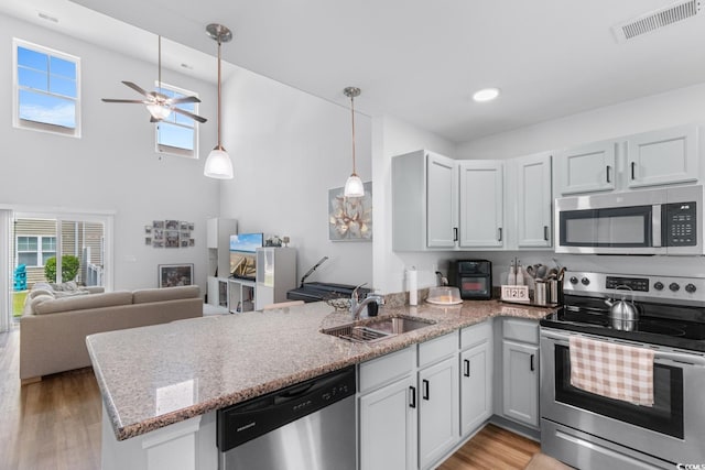 1123 Fairway Ln Unit 1123, Conway, SC 29526 - kitchen featuring a sink, a peninsula, stainless steel appliances, visible vents, and light wood-style floors