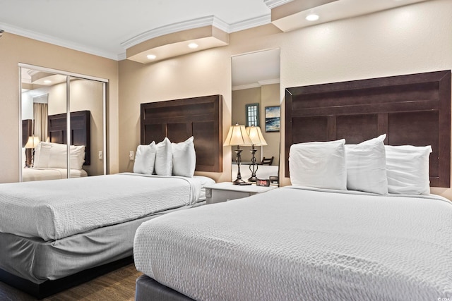 bedroom with ornamental molding, a closet, and recessed lighting