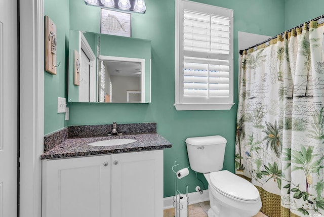 full bath featuring baseboards, toilet, vanity, and a shower with curtain