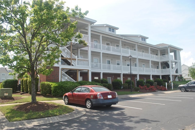 view of apartment building / complex with uncovered parking