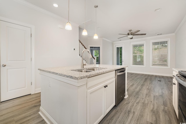 kitchen with stainless steel appliances, a sink, light wood-style flooring, crown molding, and baseboards
