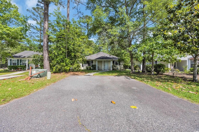 6612 Wintergreen Pt, Myrtle Beach, SC 29588 - bungalow-style house with a front lawn