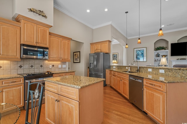 kitchen featuring stainless steel appliances, a sink, light wood-style flooring, a kitchen island, and light stone counters