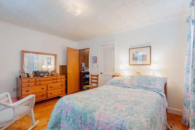 215 28th Ave S, Myrtle Beach, SC 29577 - bedroom featuring crown molding, wood finished floors, and a closet