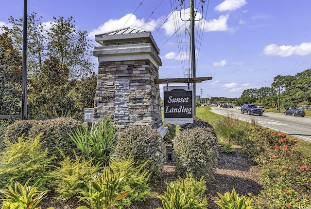 view of community / neighborhood sign
