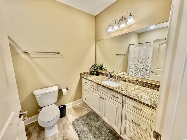 full bath with baseboards, toilet, vanity, and a shower with shower curtain