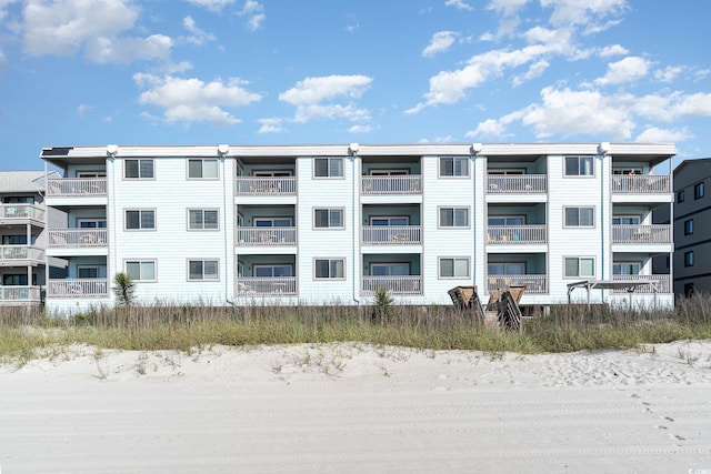 view of apartment building / complex